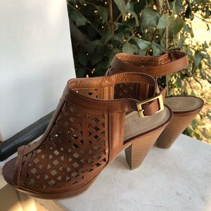 Super Cute Peep Toe Heels 😍